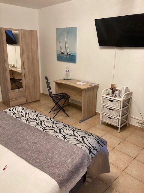 La belle vilaine, chambre beige