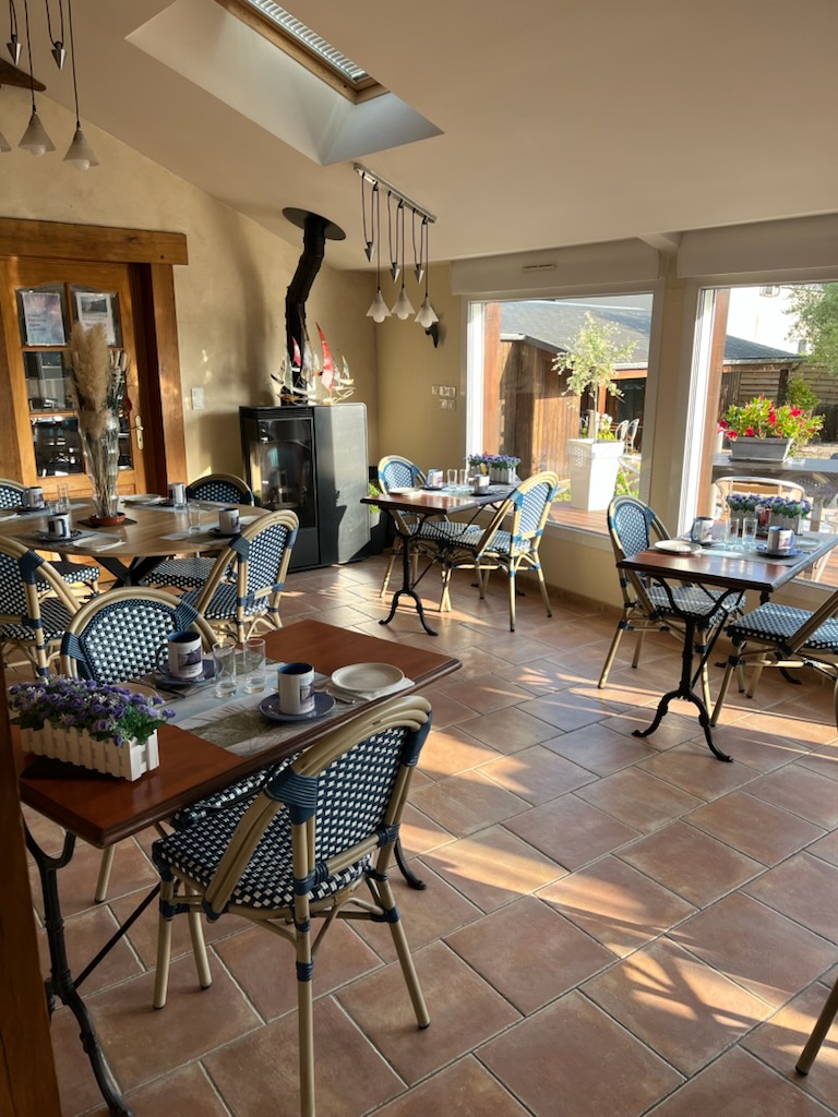 Salle à manger dressée pour le petit déjeuner de la grande marre
